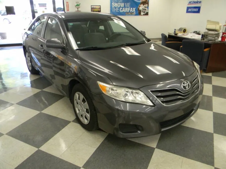 2010 Toyota Camry SE photo 1