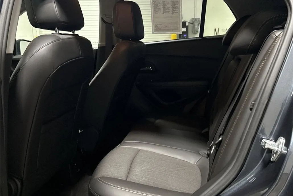 2022 Chevrolet Trax LT photo 1