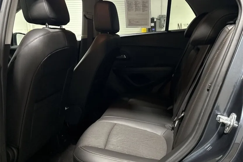 2022 Chevrolet Trax LT photo 1