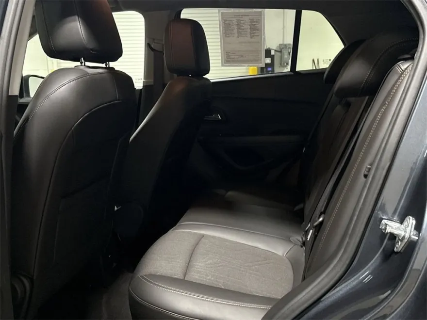2022 Chevrolet Trax LT photo 1