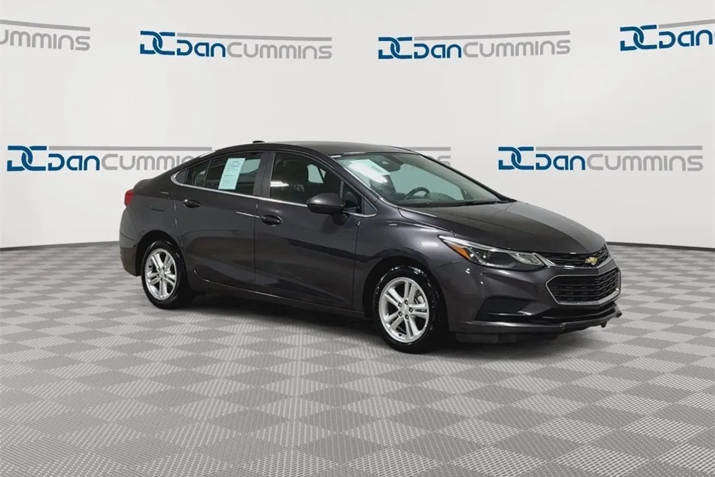 2017 Chevrolet Cruze LT photo 1