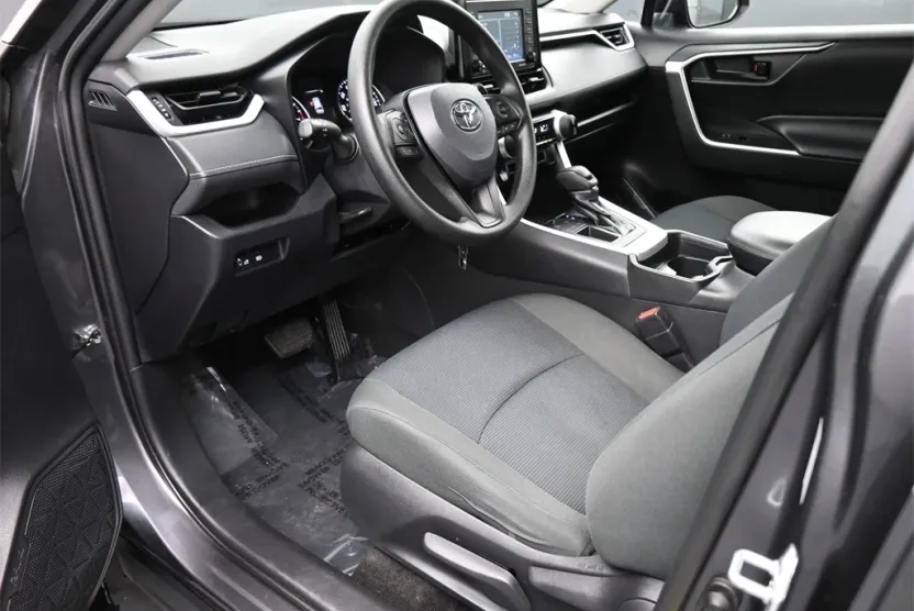 2021 Toyota RAV4 LE photo 1