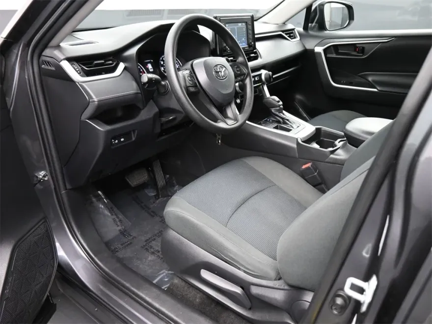 2021 Toyota RAV4 LE photo 1