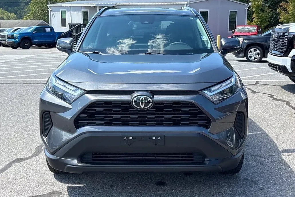 2023 Toyota RAV4 XLE photo 1
