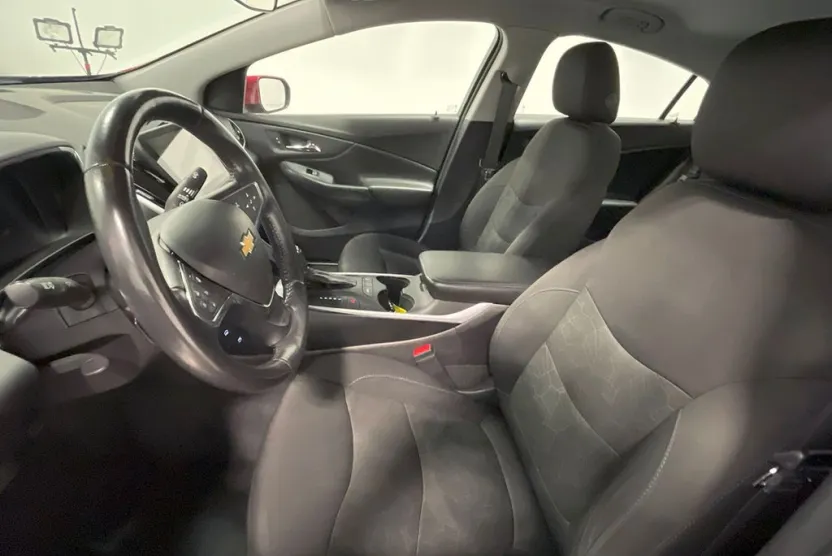 2018 Chevrolet Volt LT photo 1