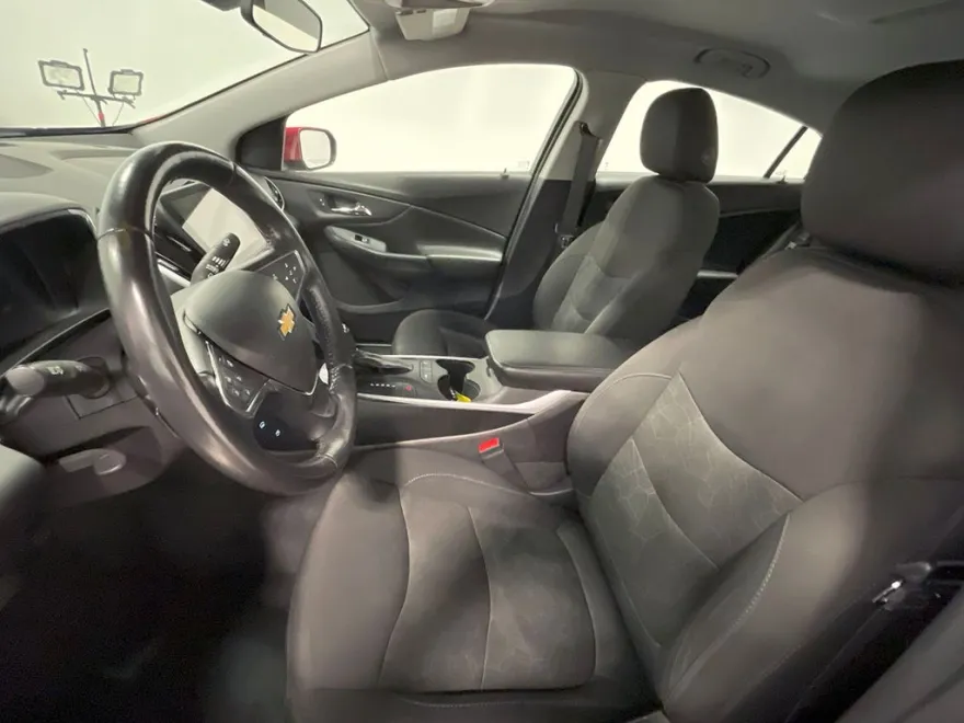 2018 Chevrolet Volt LT photo 1