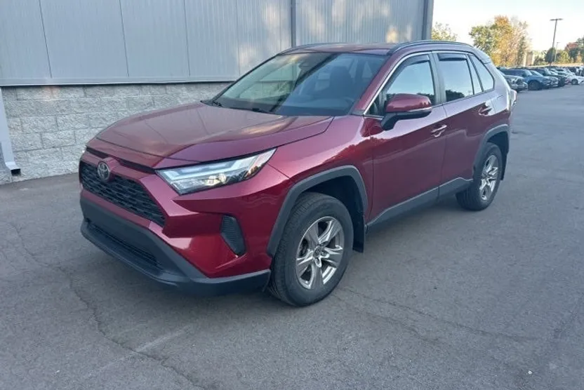 2022 Toyota RAV4 XLE photo 1