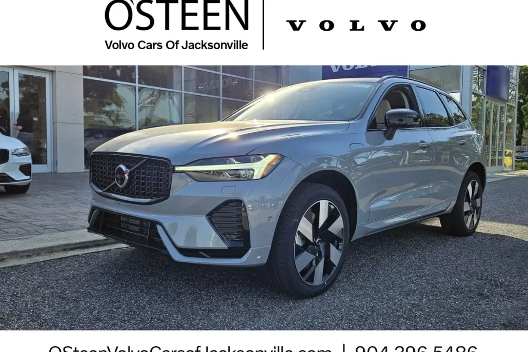 2025 Volvo XC60 T8 Plus photo 1