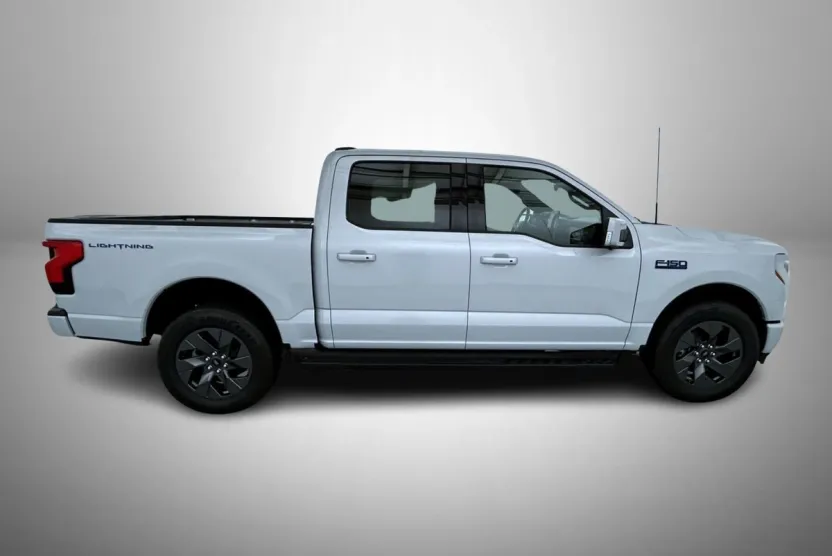 2025 Ford F-150 Lightning Lariat photo 1