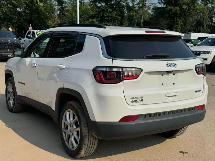 2022 Jeep Compass Latitude Lux photo 1