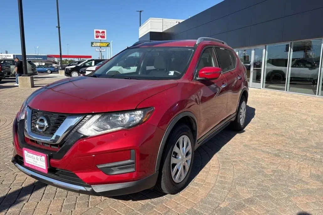 2017 Nissan Rogue S photo 1