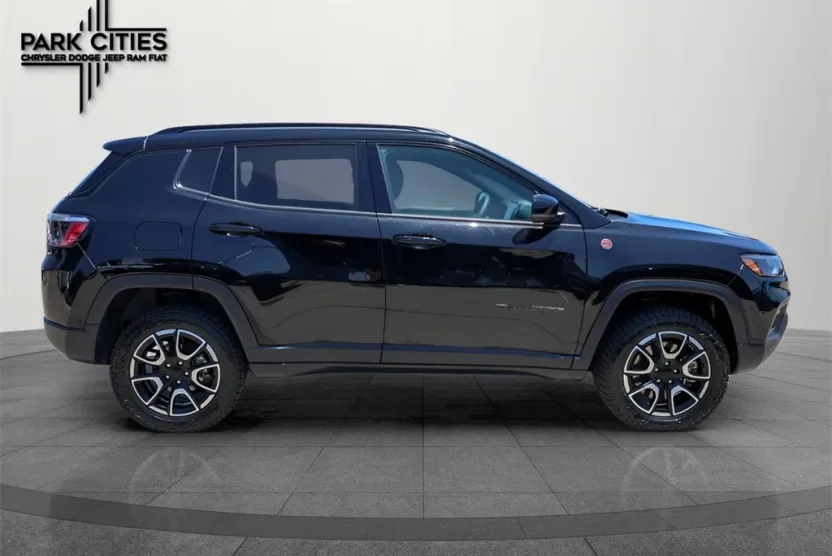 2024 Jeep Compass Trailhawk photo 1