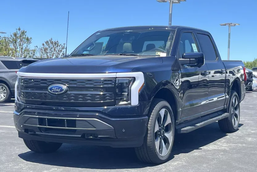 2023 Ford F-150 Lightning Platinum photo 1