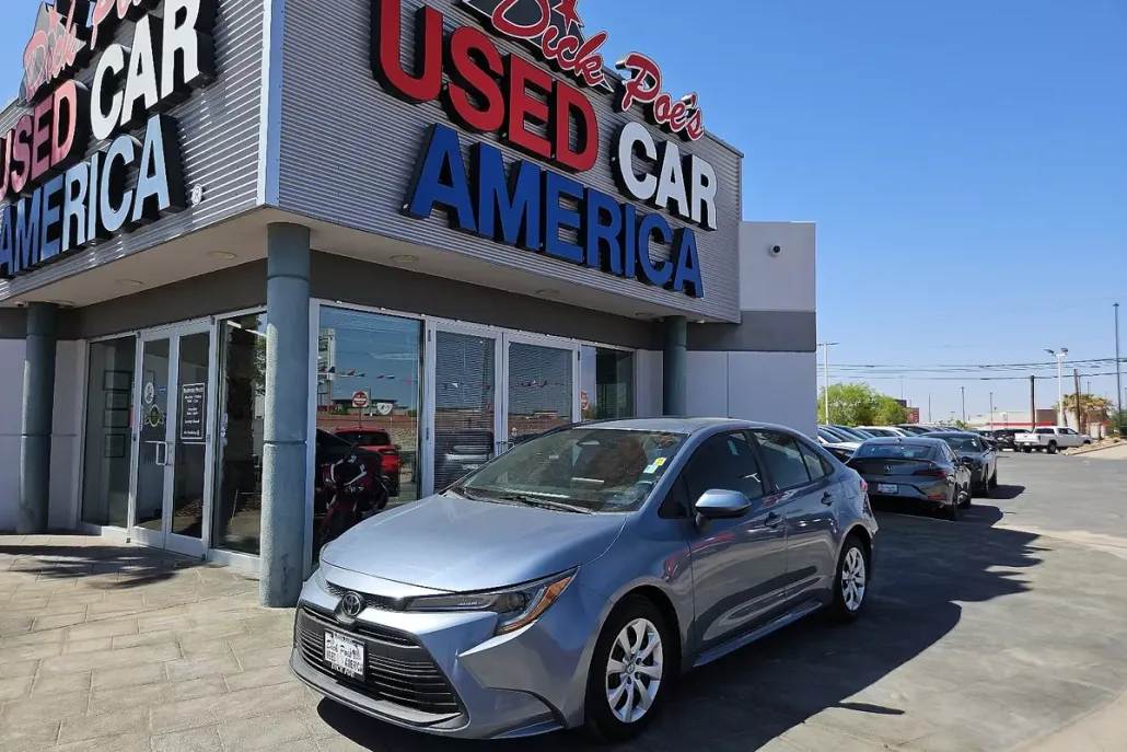 2023 Toyota Corolla LE photo 1