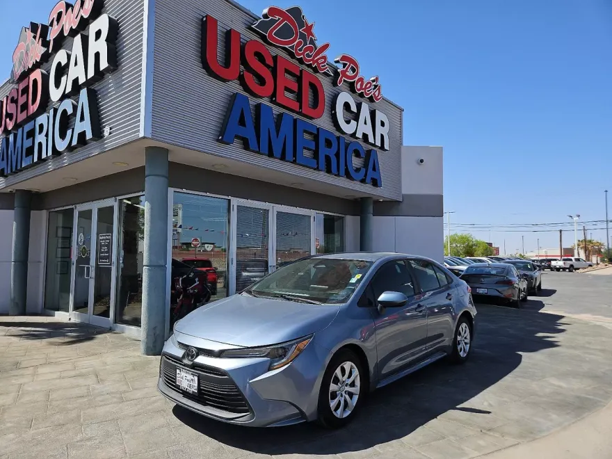 2023 Toyota Corolla LE photo 1