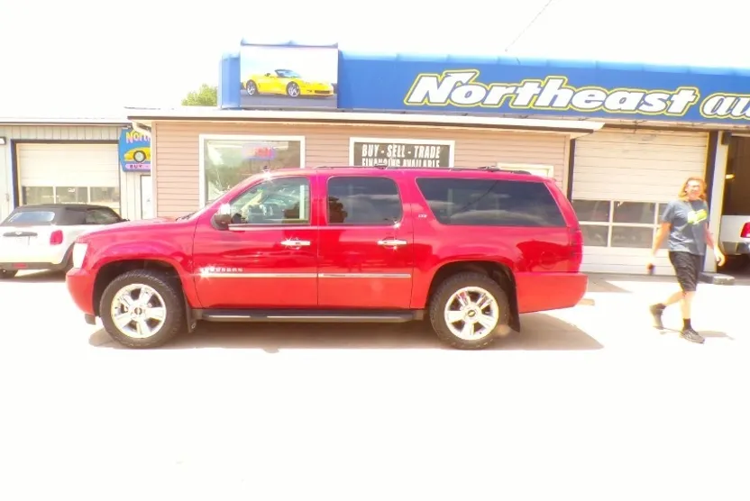 2010 Chevrolet Suburban LTZ photo 1