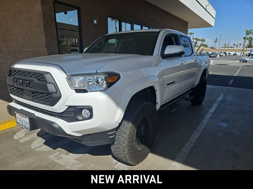 2021 Toyota Tacoma TRD Off-Road V6 photo 1