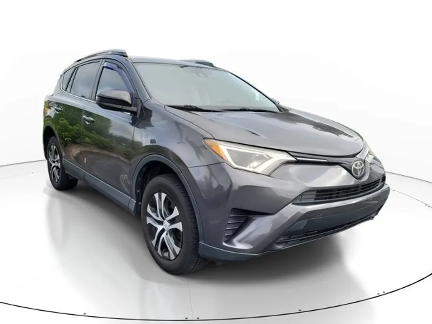2017 Toyota RAV4 LE photo 1