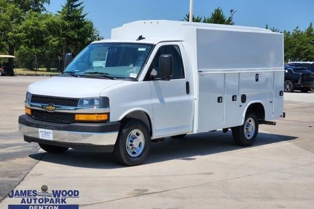 2025 Chevrolet Express Cutaway 3500 photo 1