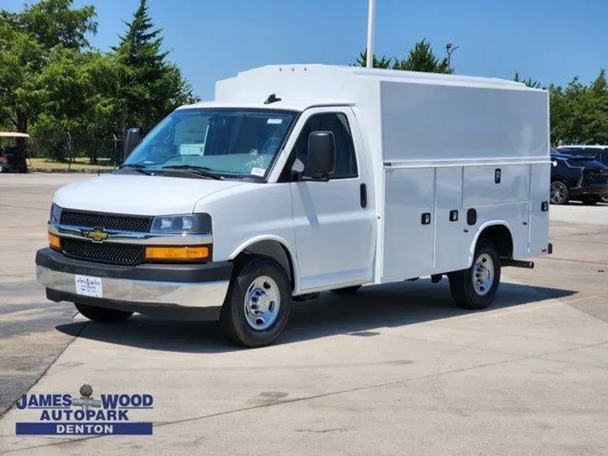 2025 Chevrolet Express Cutaway 3500 photo 1