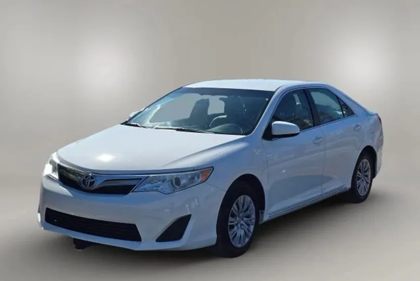 2014 Toyota Camry LE photo 1