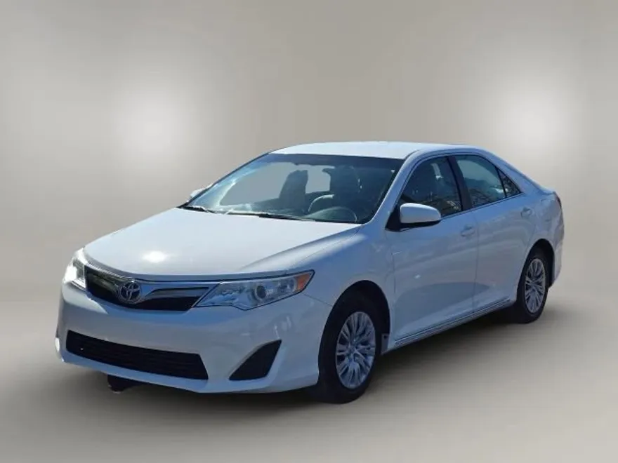 2014 Toyota Camry LE photo 1
