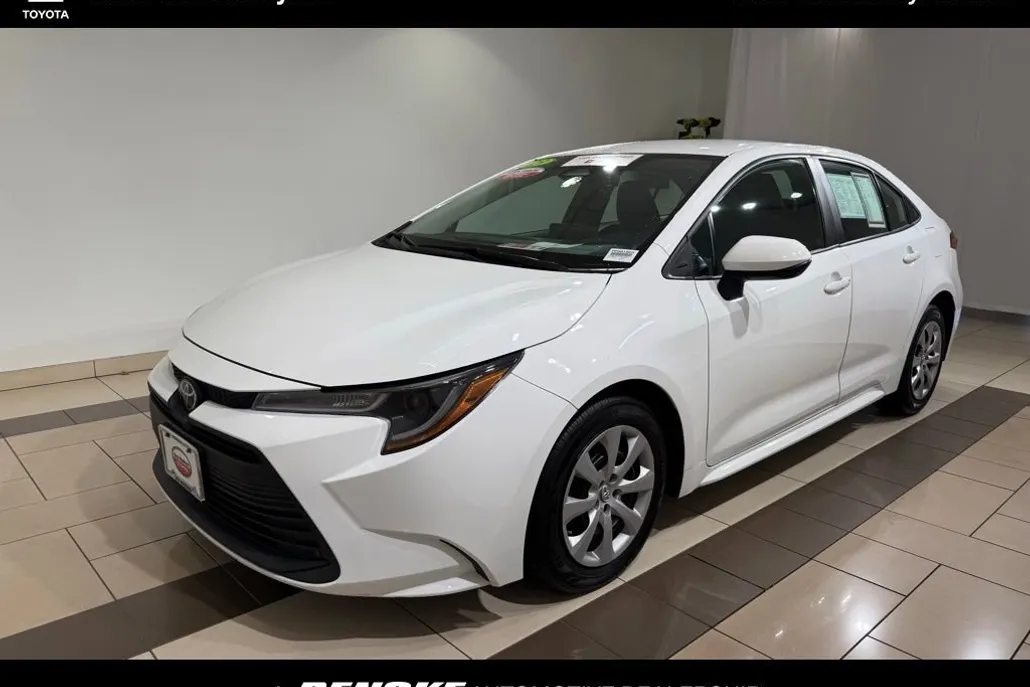 2023 Toyota Corolla LE photo 1