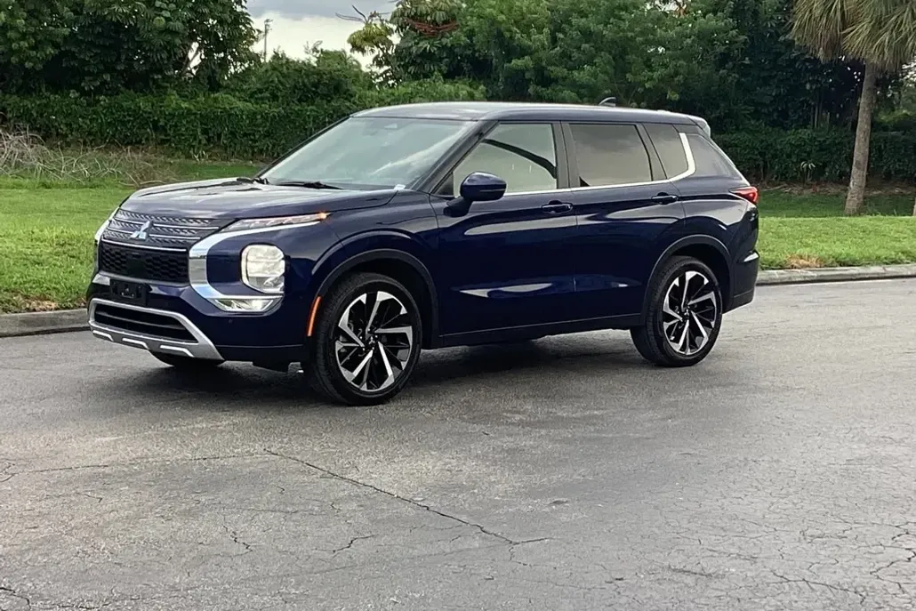 2024 Mitsubishi Outlander SE photo 1