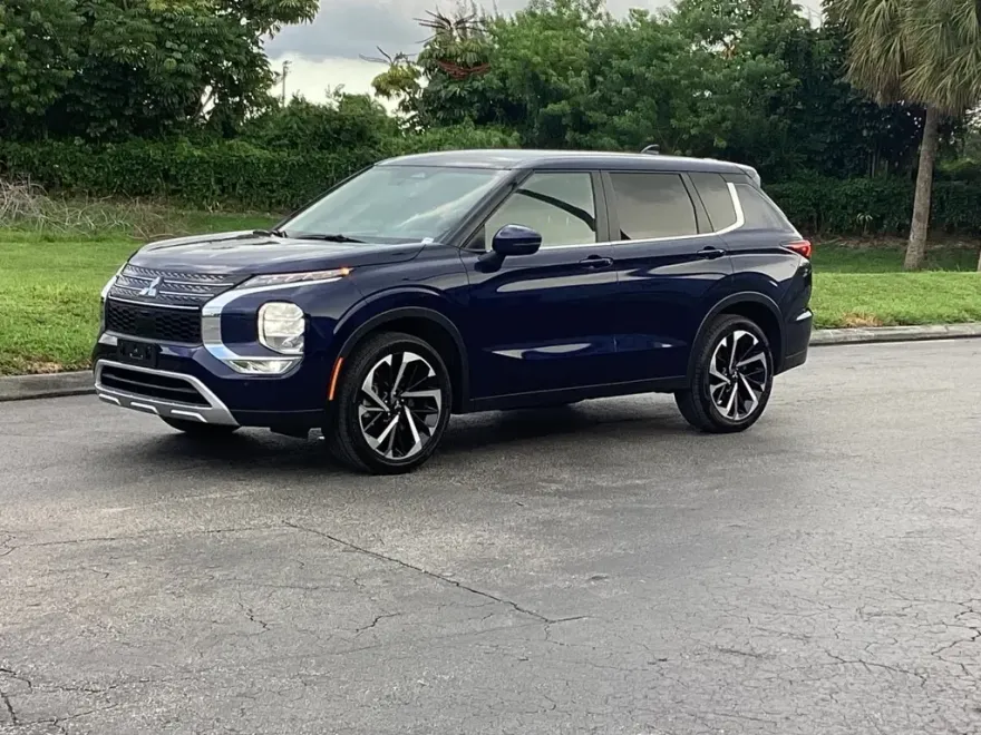 2024 Mitsubishi Outlander SE photo 1