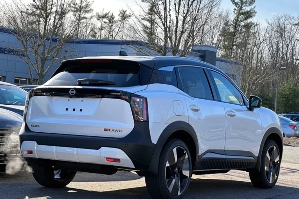 2025 Nissan Kicks SR photo 1