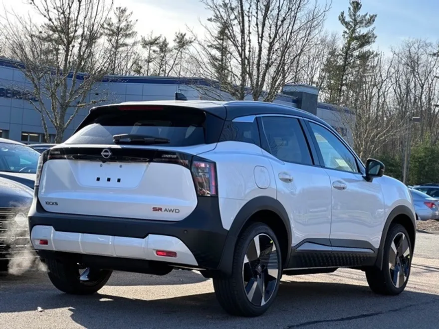 2025 Nissan Kicks SR photo 1