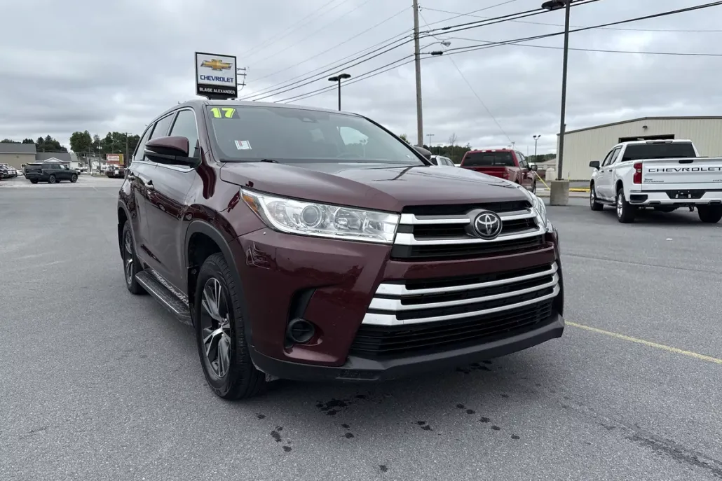 2017 Toyota Highlander LE photo 1