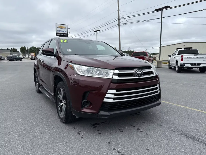 2017 Toyota Highlander LE photo 1