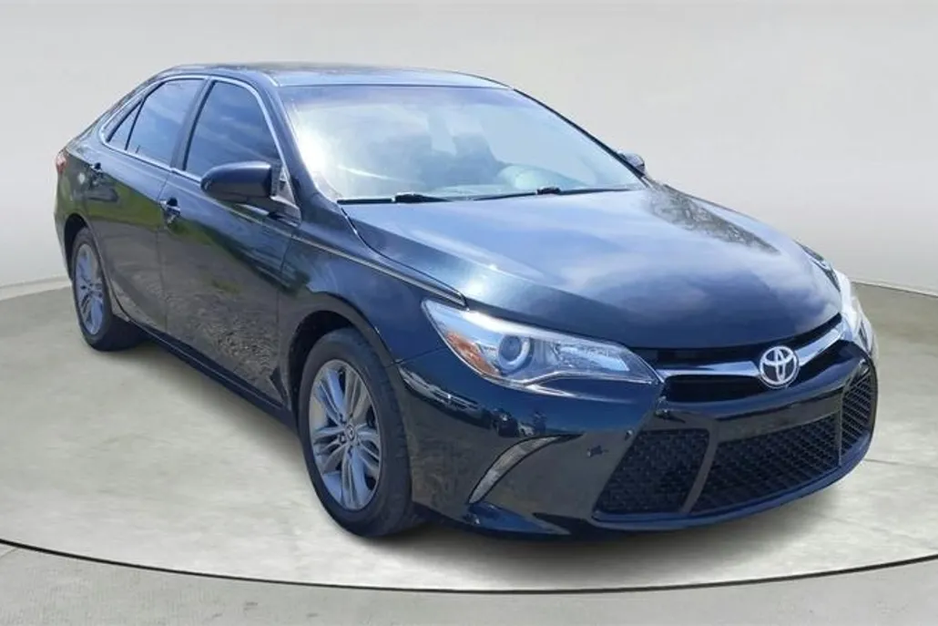 2015 Toyota Camry LE photo 1