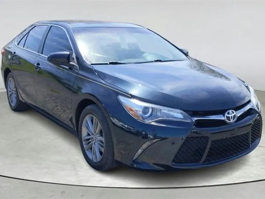 2015 Toyota Camry LE photo 1