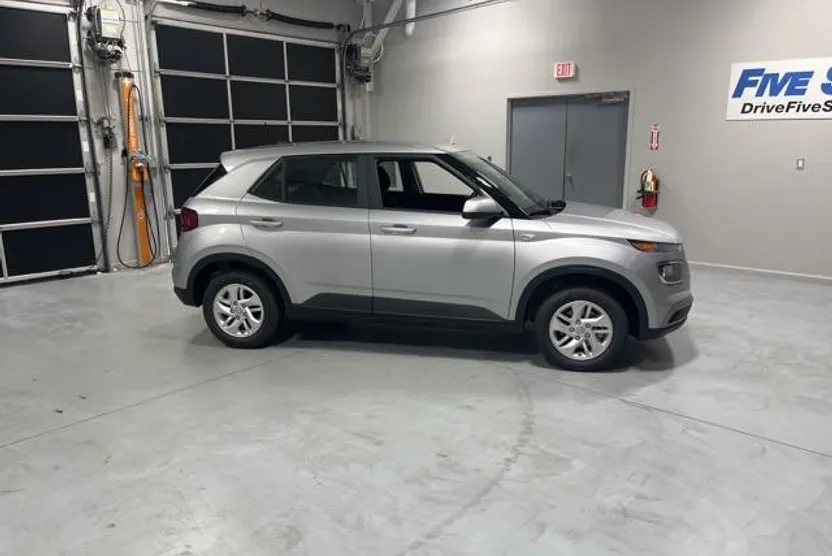 2026 Hyundai Venue SE photo 1