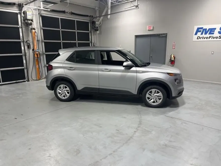 2026 Hyundai Venue SE photo 1