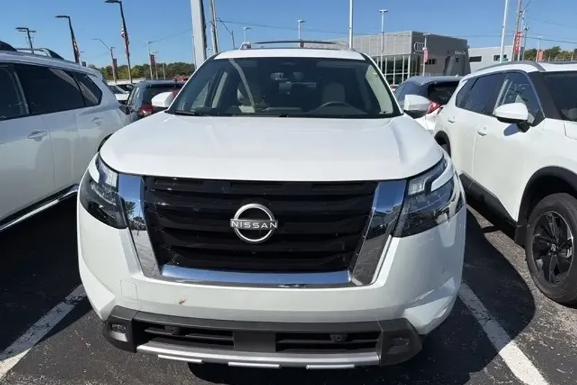 2025 Nissan Pathfinder SL photo 1