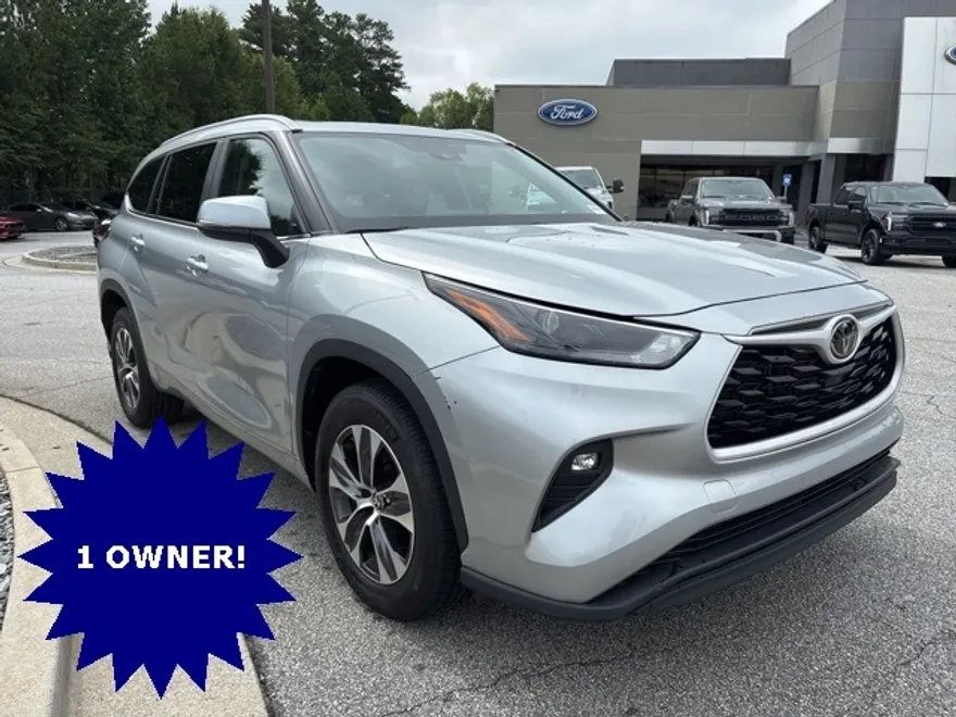 2024 Toyota Highlander LE photo 1