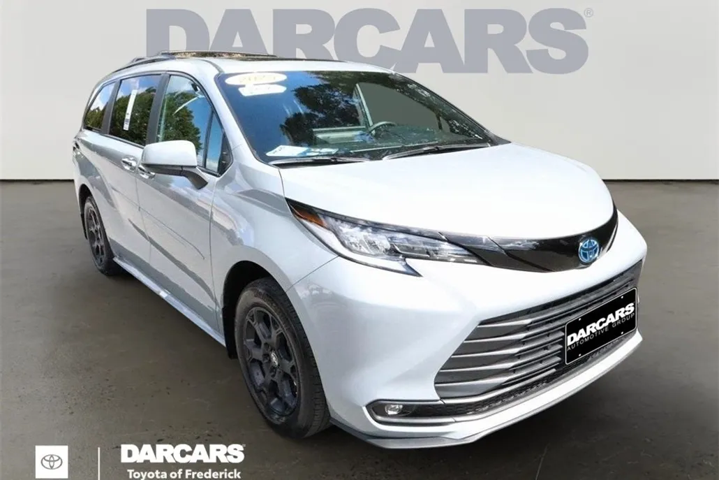 2025 Toyota Sienna Woodland Edition photo 1