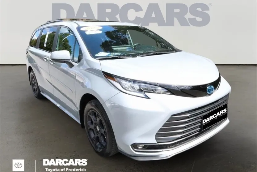 2025 Toyota Sienna Woodland Edition photo 1