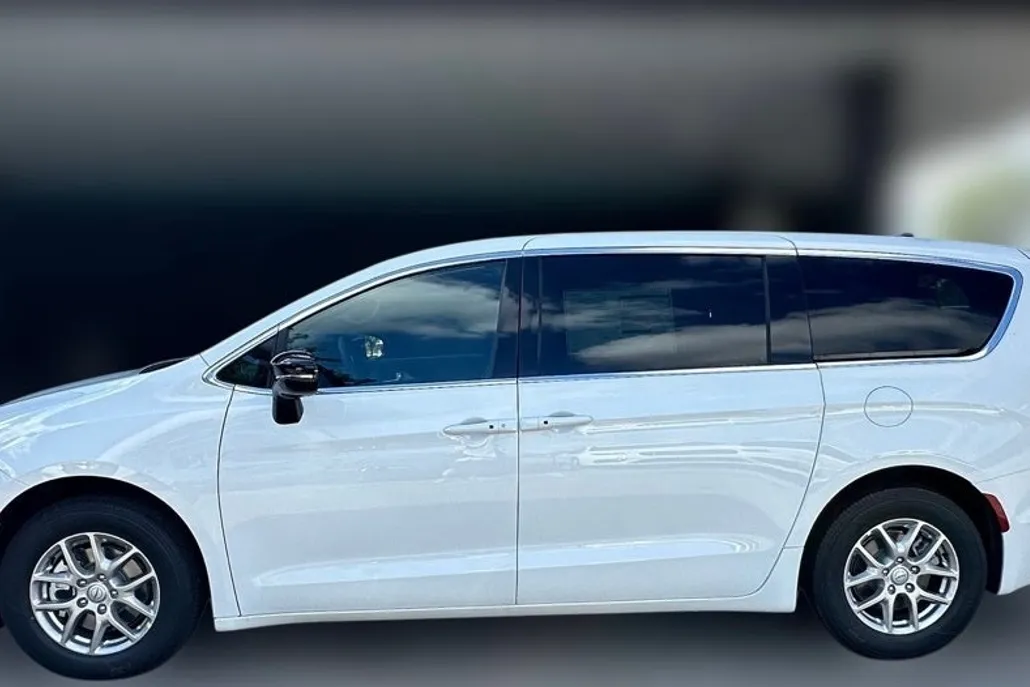 2026 Chrysler Pacifica photo 1