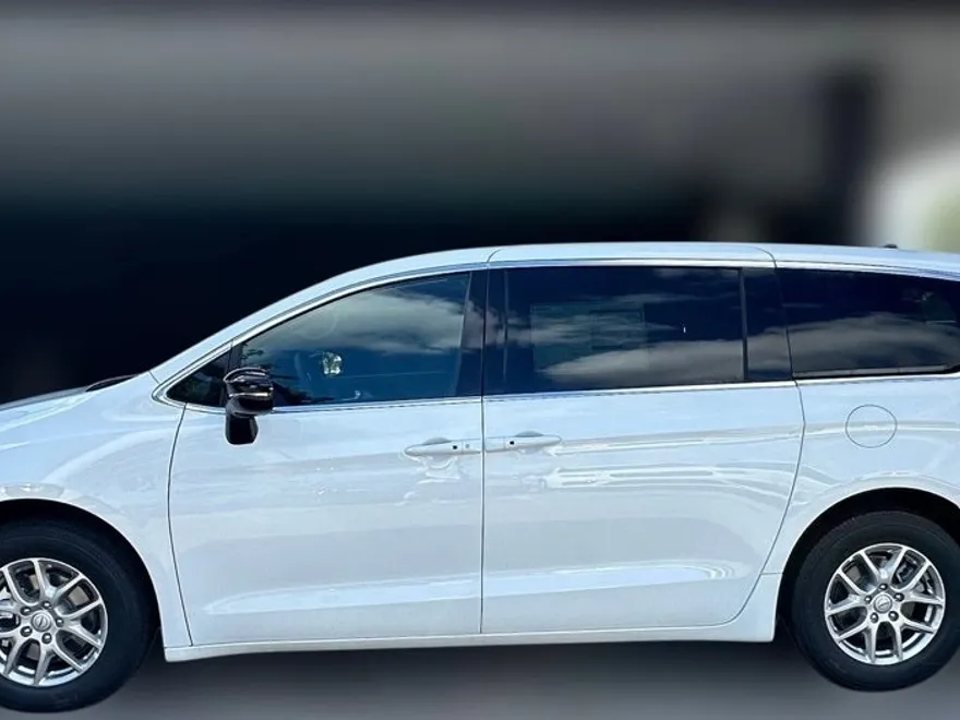 2026 Chrysler Pacifica photo 1
