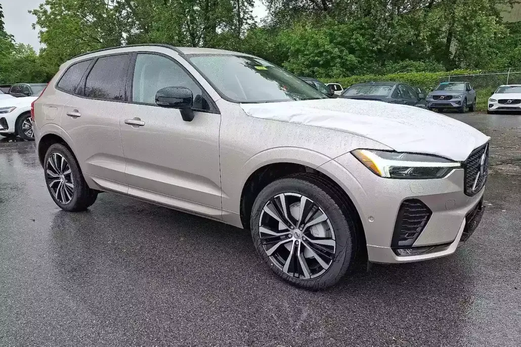2025 Volvo XC60 B5 Plus photo 1