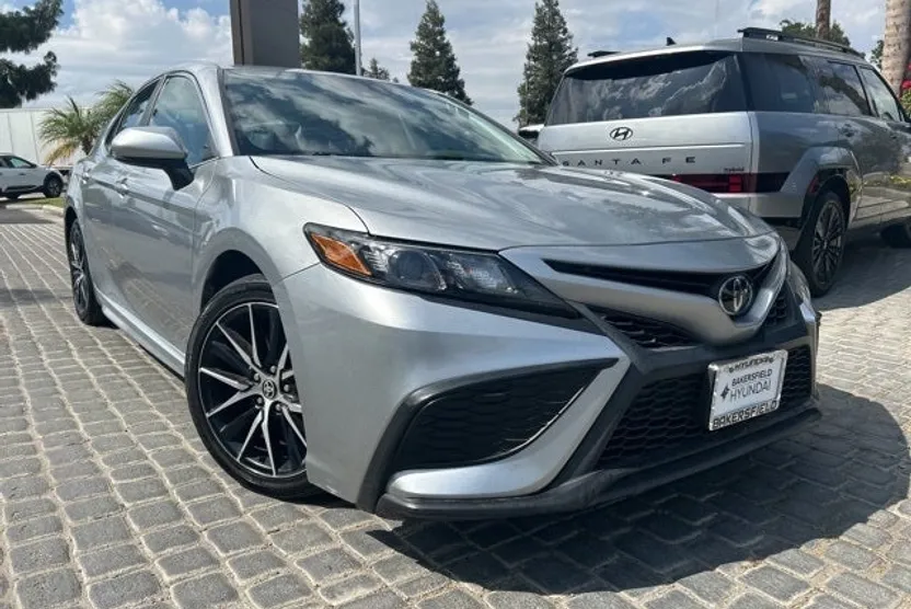 2021 Toyota Camry SE photo 1