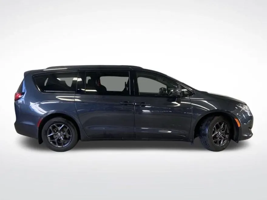 2020 Chrysler Pacifica Touring Plus photo 1