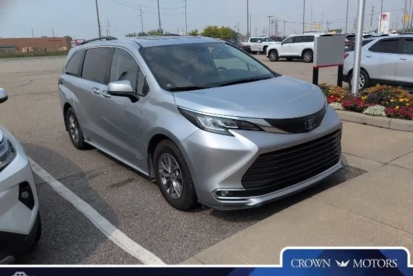2021 Toyota Sienna XLE photo 1