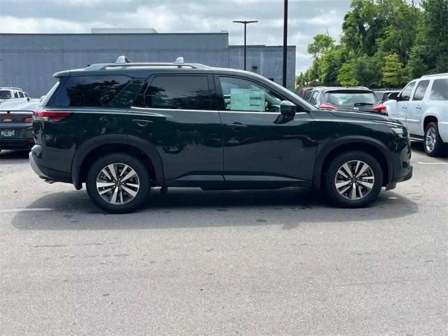 2025 Nissan Pathfinder SL photo 1