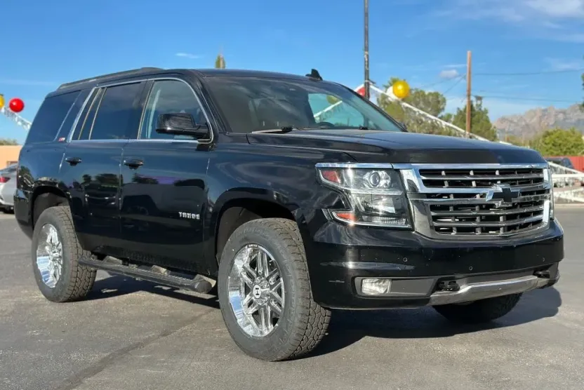 2017 Chevrolet Tahoe LT photo 1