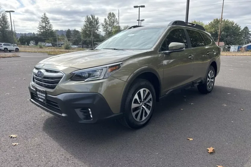 2022 Subaru Outback Premium photo 1